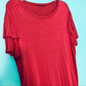 ⭐️ 2/$10 EUC Burgundy ruffle sleeved top